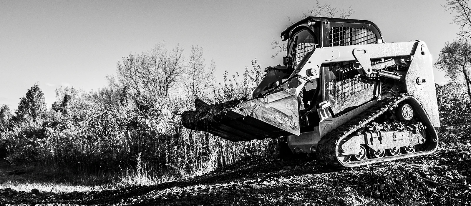 Compact track loader equipped with rubber tracks